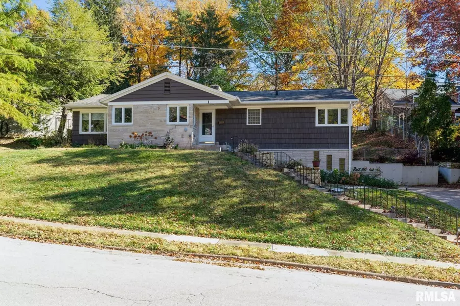 1 KENWOOD AVE, Davenport, IA 52803-3633