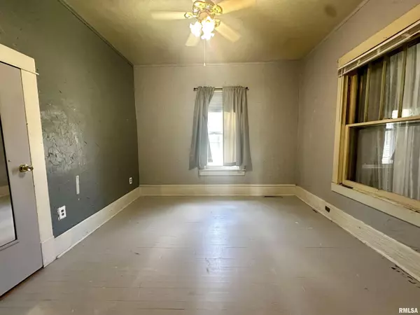 Eldorado, IL 62930,2213 LOCUST ST