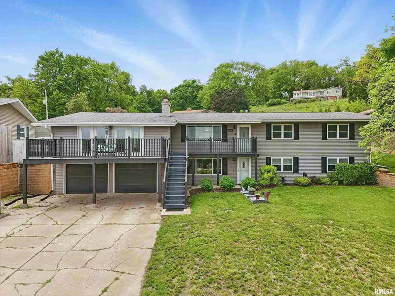 21704 283RD AVE, Le Claire, IA 52753