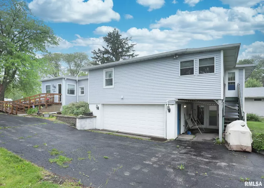 2015 N ZENITH AVE, Davenport, IA 52804