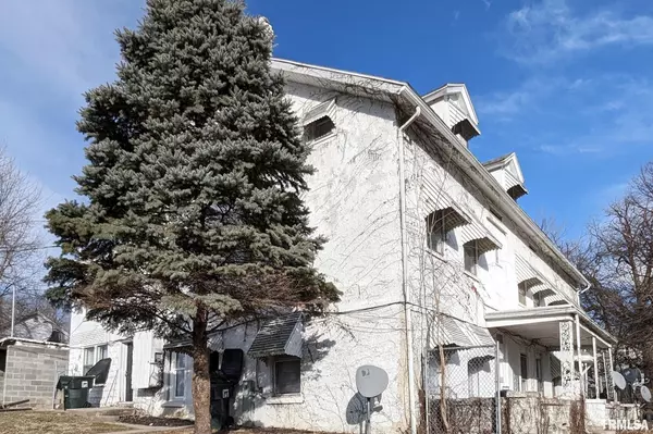 832 W 8TH ST, Davenport, IA 52803