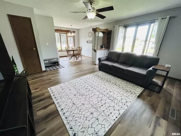 Maquoketa, IA 52060,709 S 4th S ST