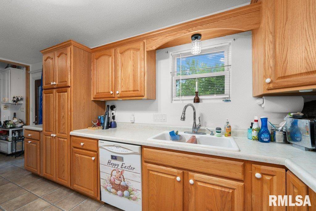 Maquoketa, IA 52060,911 CARDINAL DR