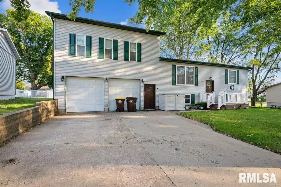 911 CARDINAL DR, Maquoketa, IA 52060