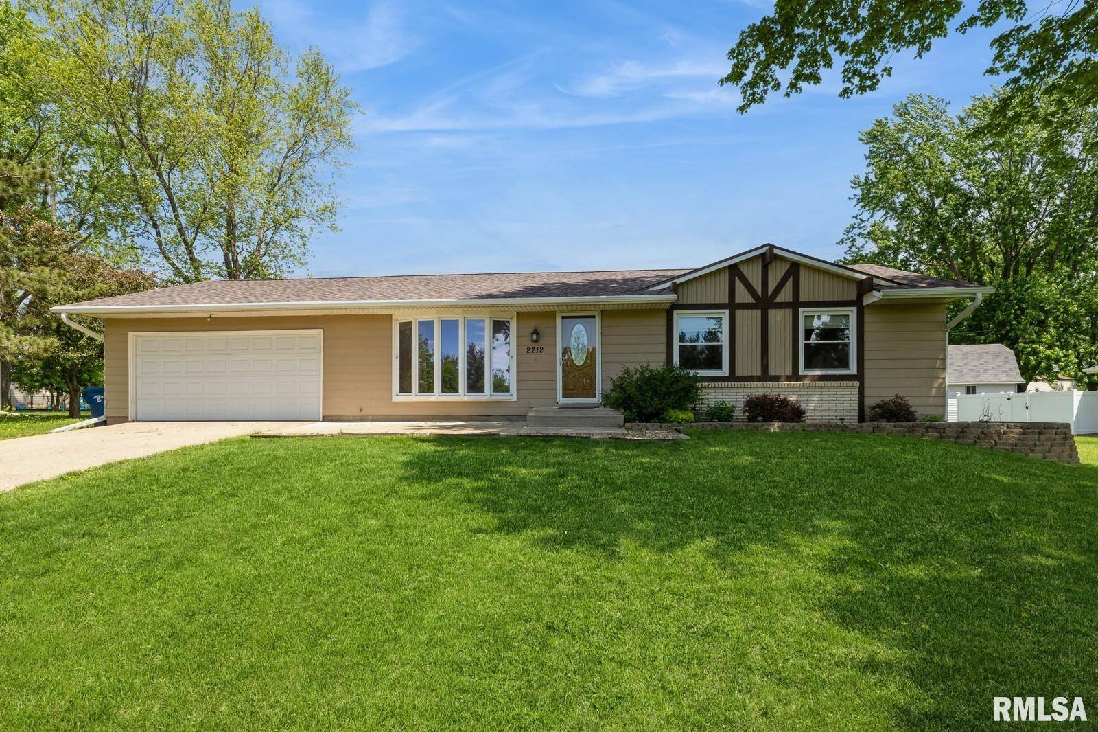 2212 HARTSMILL RD,  Clinton,  IA 52732