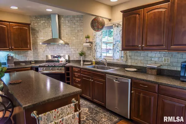 Quincy, IL 62301,825 RIDGEWOOD DR