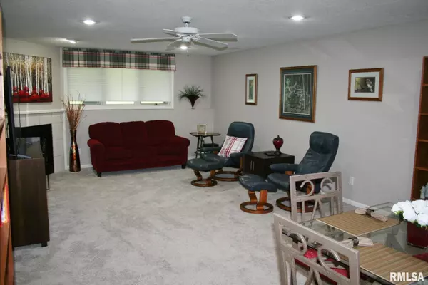Bettendorf, IA 52722,4011 Prairie LN