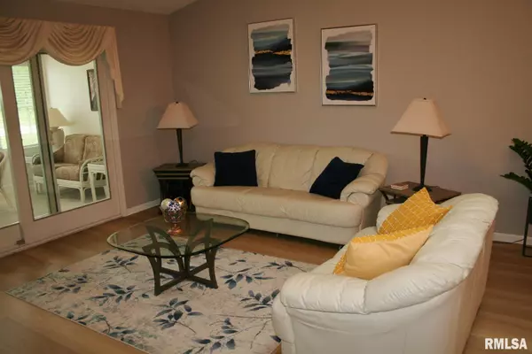Bettendorf, IA 52722,4011 Prairie LN