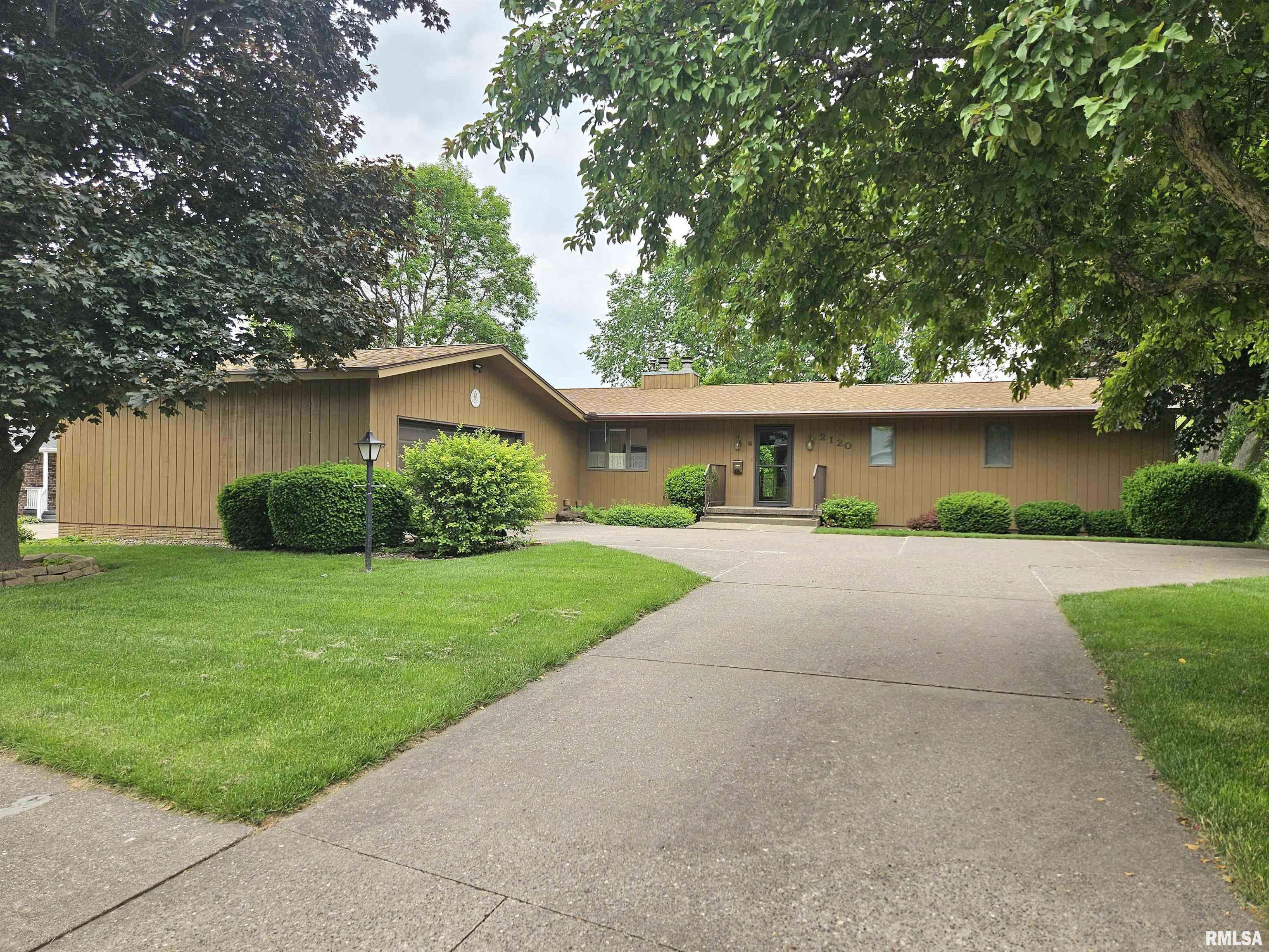 2120 Fareway DR, Muscatine, IA 52761
