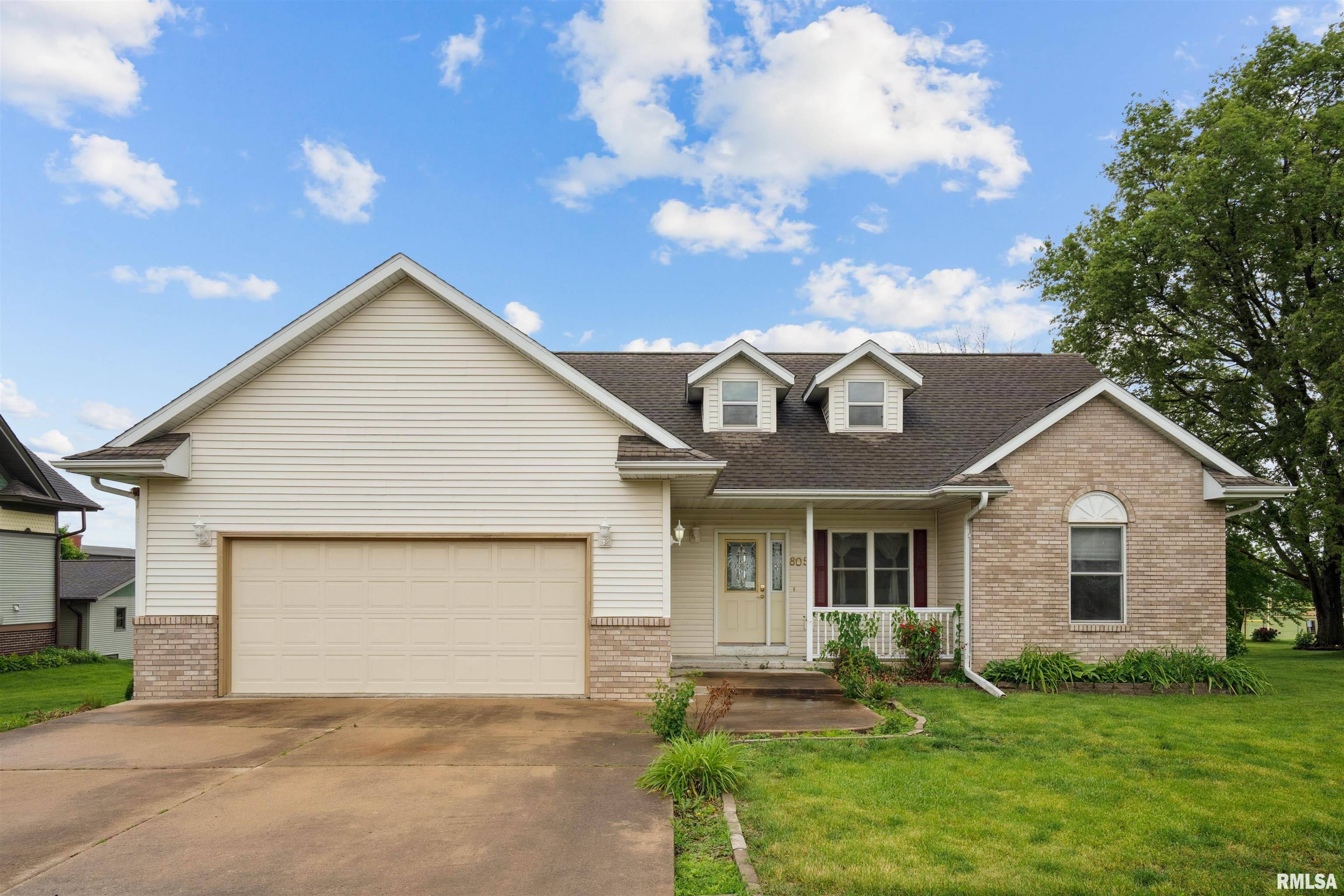 805 MCKINLEY AVE, Lowden, IA 52255