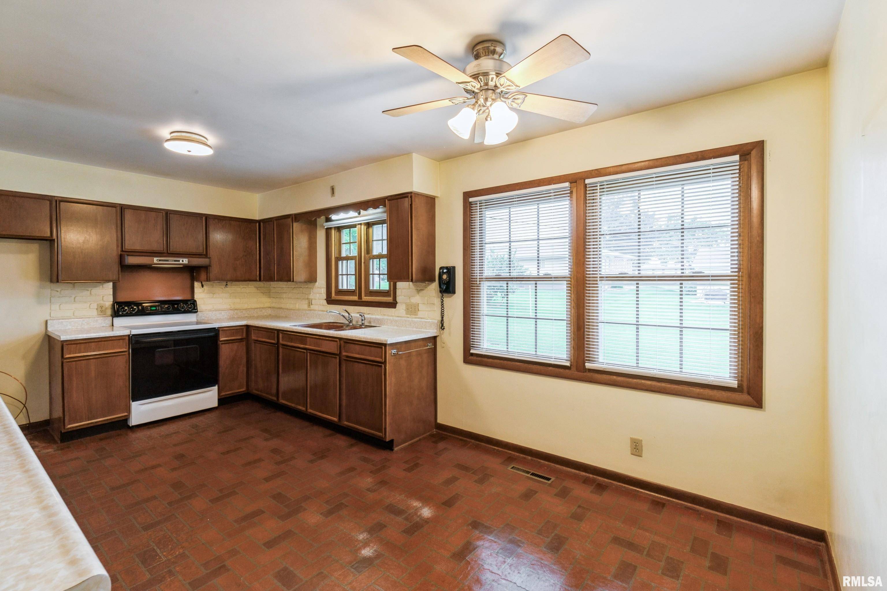 De Witt, IA 52742,109 12TH AVE