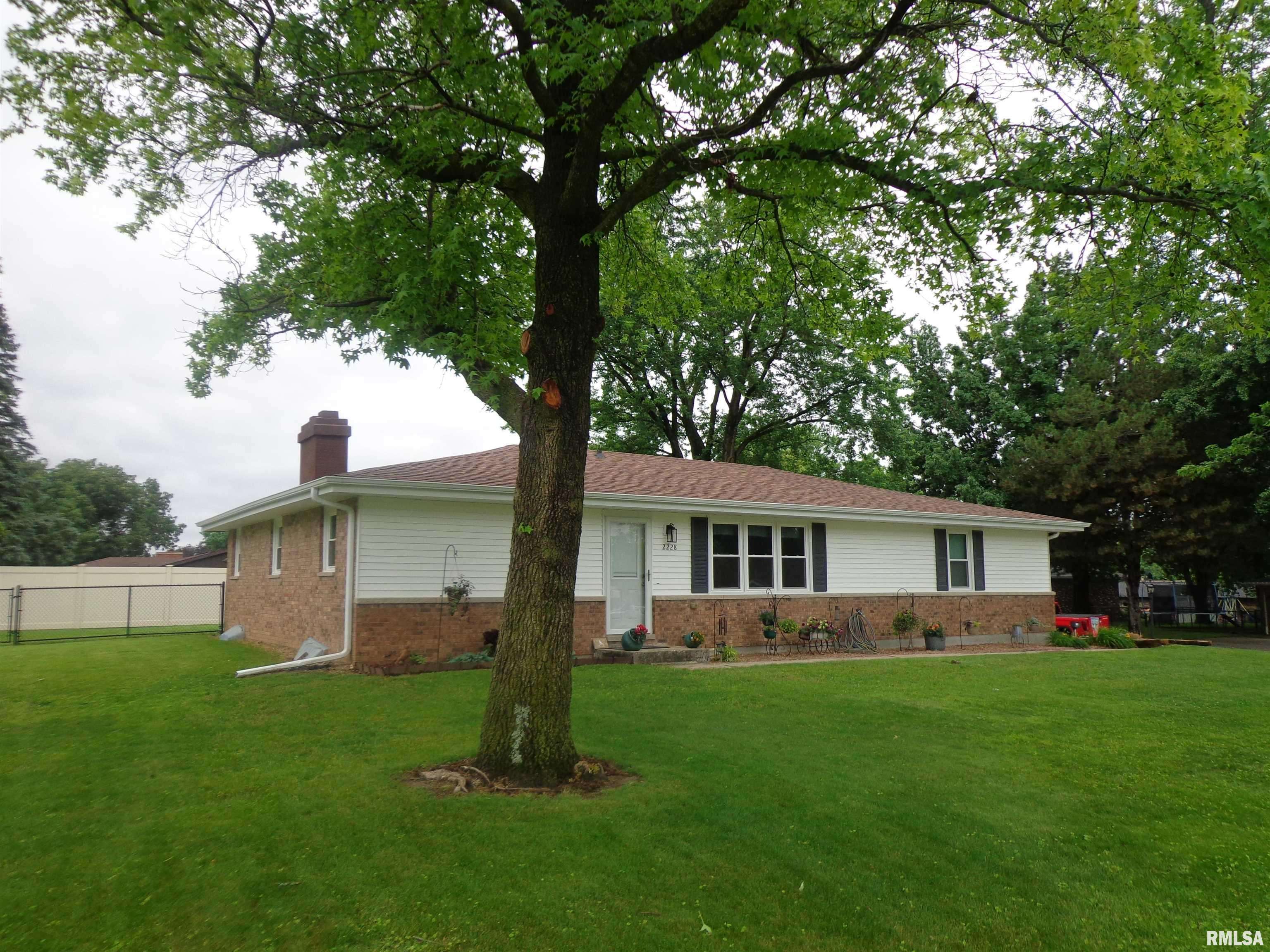 2228 N SHERIDAN DR, Quincy, IL 62305