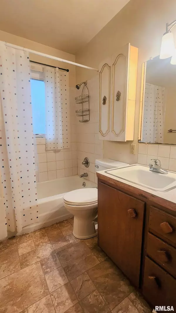 Bettendorf, IA 52722-5272,2613-2615 MAGNOLIA DR #2
