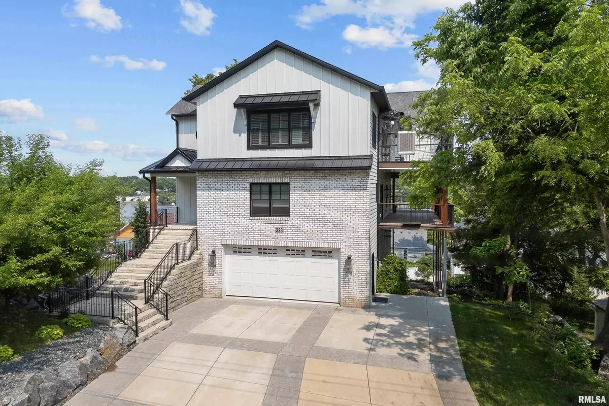 Le Claire, IA 52753,223 N 2ND ST