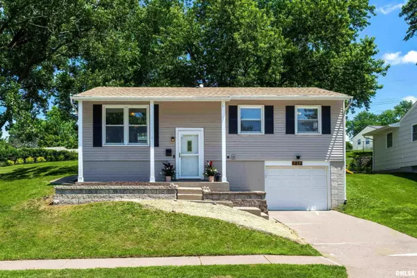 1272 GOLDEN VALLEY DR, Bettendorf, IA 52722