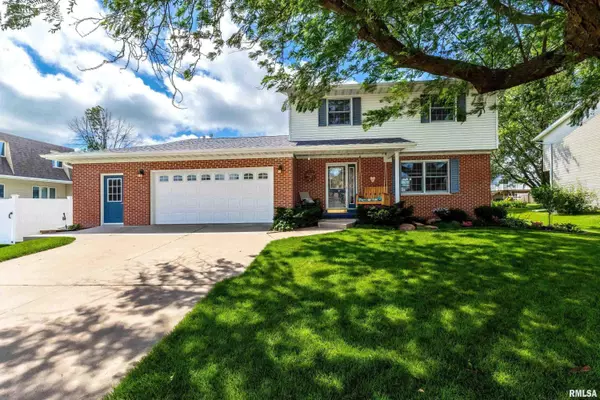 805 W SHERIDAN DR, Eldridge, IA 52748