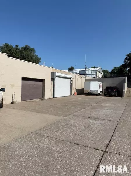 1040 W 4TH ST #B, Davenport, IA 52802
