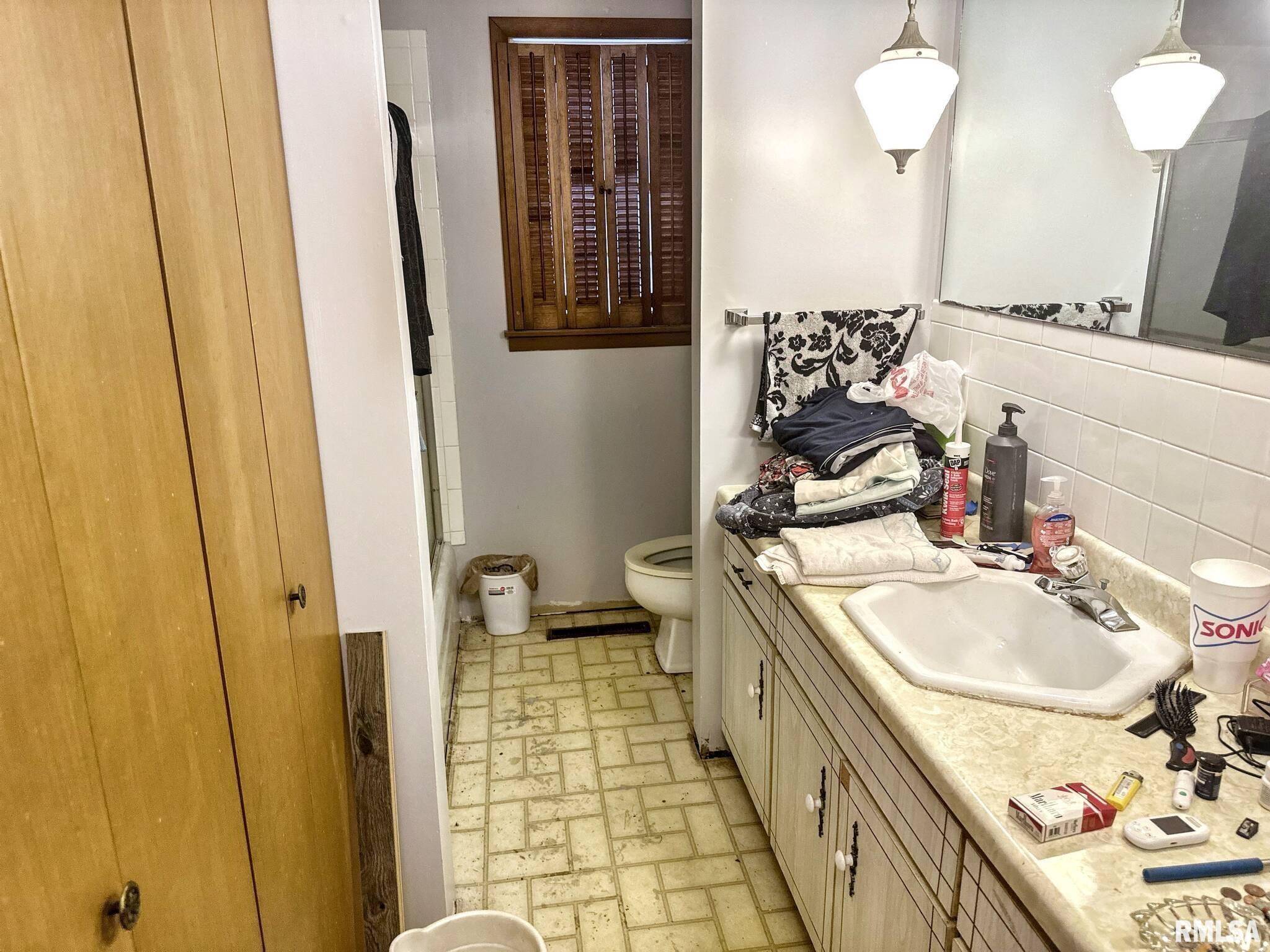 West Frankfort, IL 62896,900 E 4TH ST