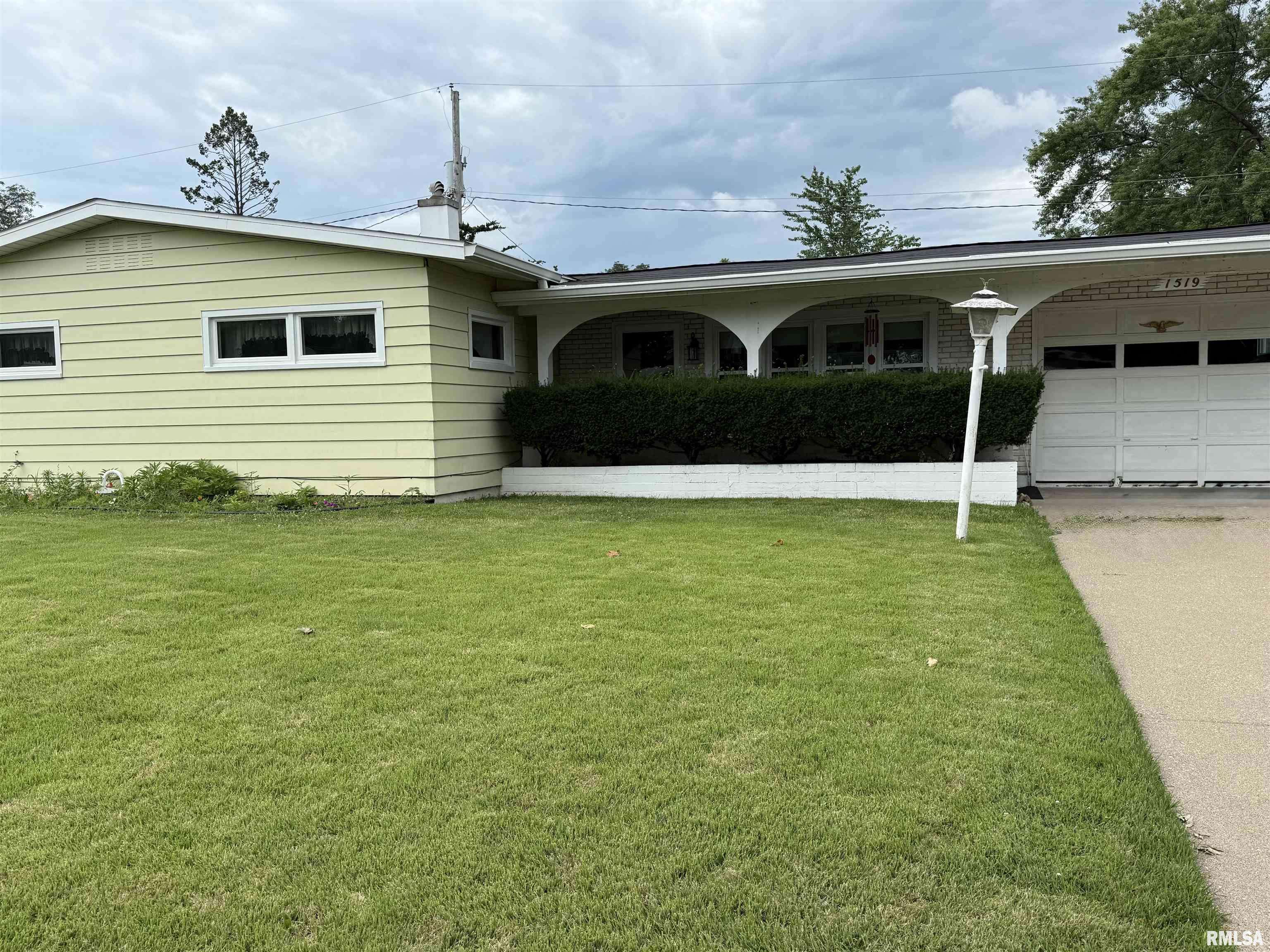 1519 W GARFIELD ST, Davenport, IA 52804