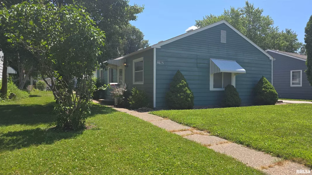 1102 40TH ST, Moline, IL 61265
