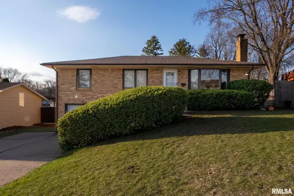 1310 HILLSIDE DR, Bettendorf, IA 52722