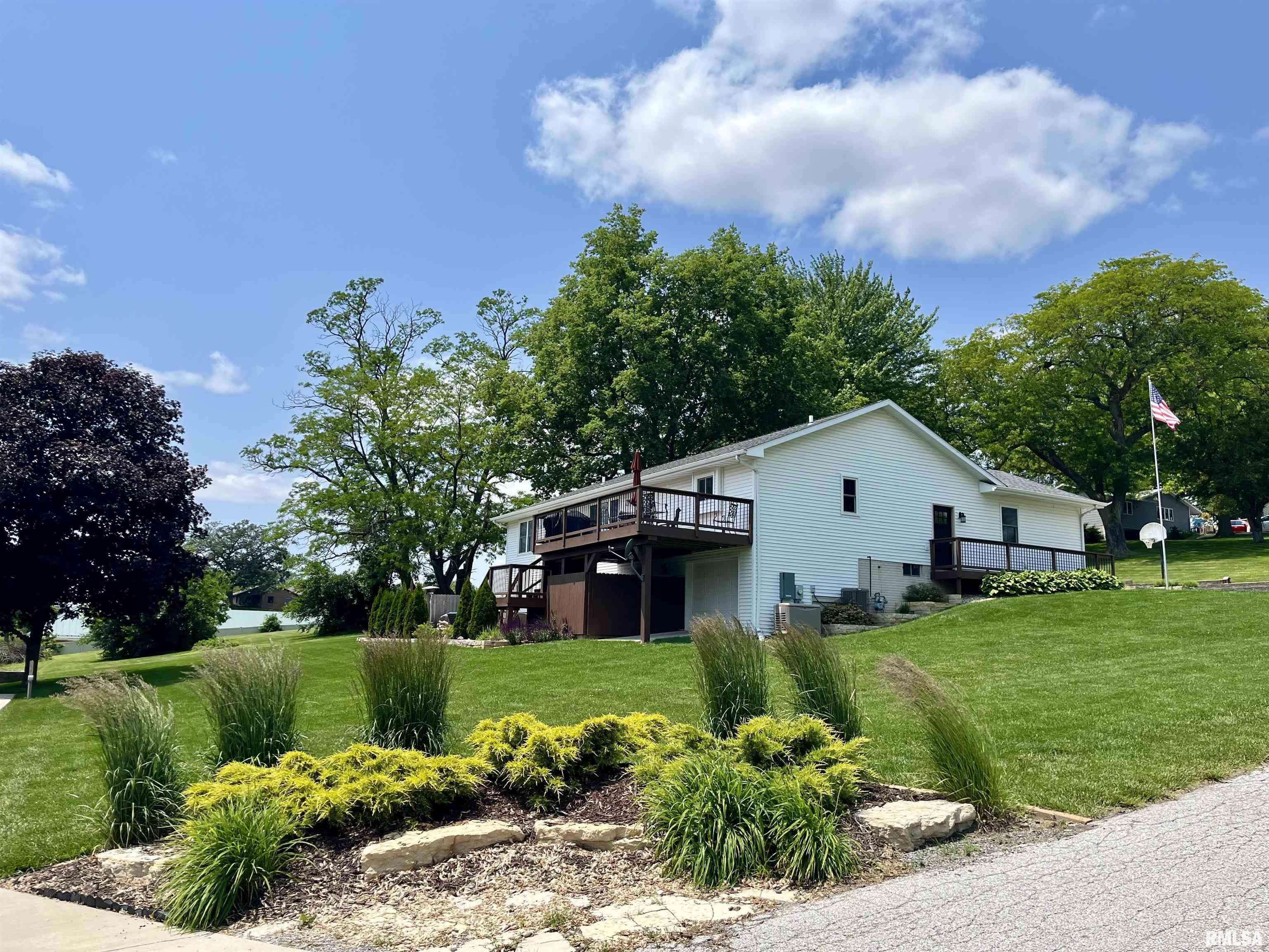 124 RIVERVIEW HEIGHTS DR, Le Claire, IA 52753