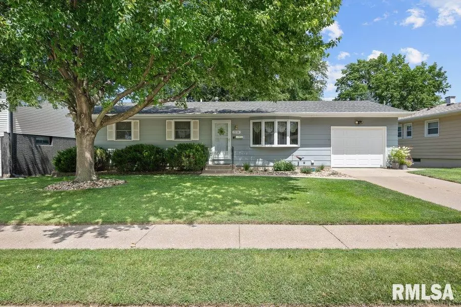2236 W COLUMBIA AVE, Davenport, IA 52804