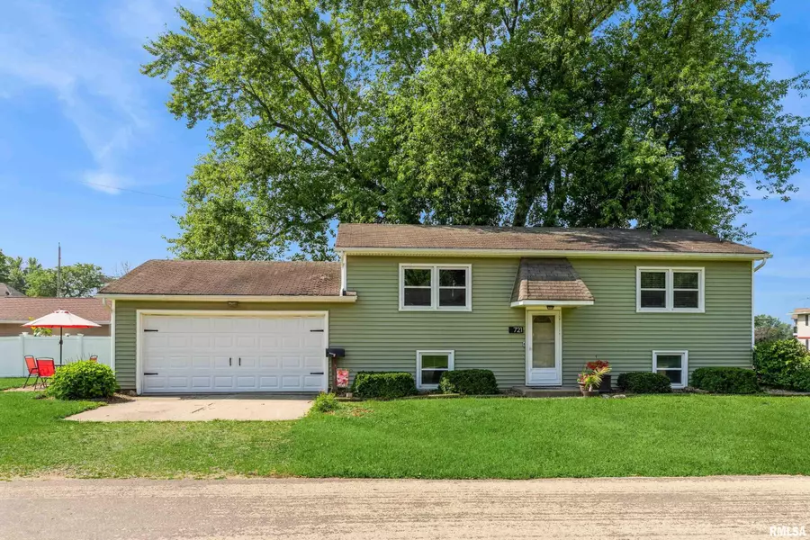 721 15TH ST, De Witt, IA 52742
