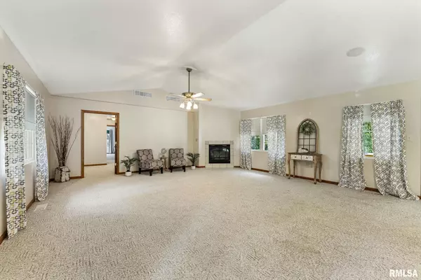 Blue Grass, IA 52726,12500 COONHUNTERS RD