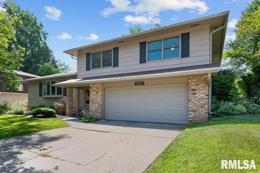 1551 FOREST HILLS RD, Bettendorf, IA 52722