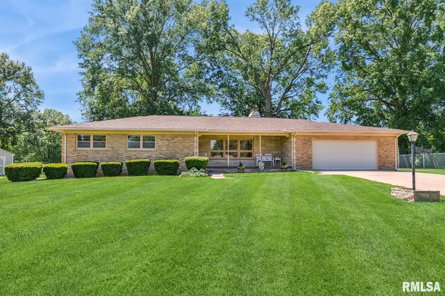 1717 CIRCLE Drive East, Clinton, IA 52732