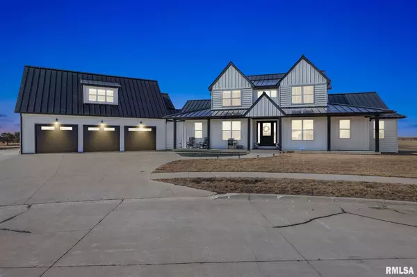 1114 TOWN CENTER CT, Urbana, IA 52345
