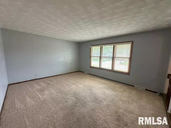 De Witt, IA 52742,1104 15TH ST