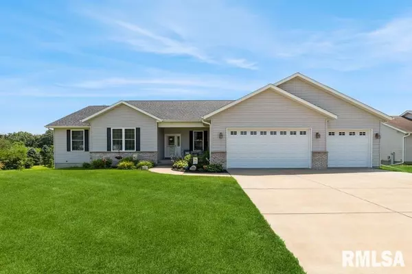 605 W MAIN ST, Long Grove, IA 52756