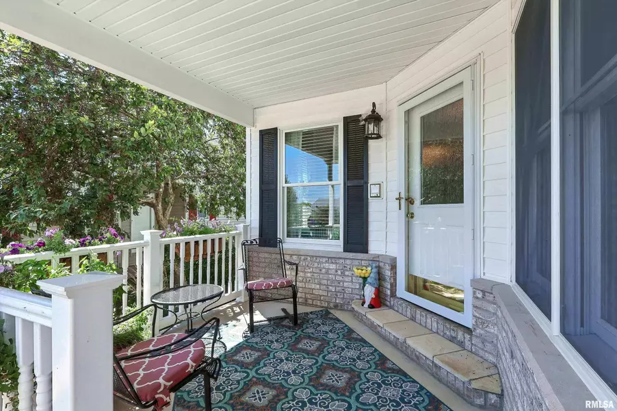 700 FALCON DR, Le Claire, IA 52753