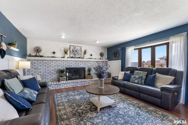 Walcott, IA 52773,217 W PARKVIEW DR