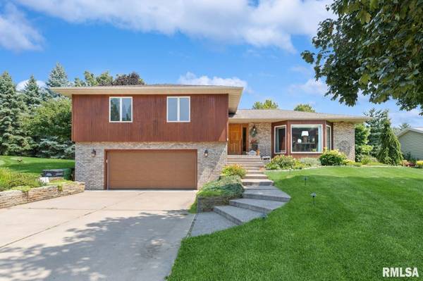 1033 CARRIAGE HILL DR, Clinton, IA 52732