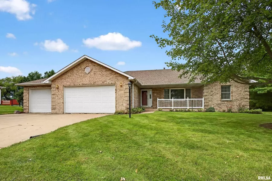 18 DEXTER BLVD, Eldridge, IA 52748
