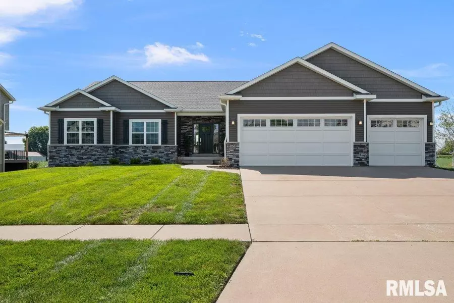 624 Saint Andrews CIR, Eldridge, IA 52748