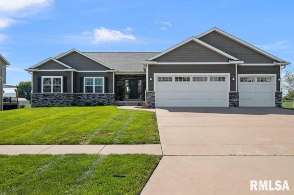 624 Saint Andrews CIR, Eldridge, IA 52748