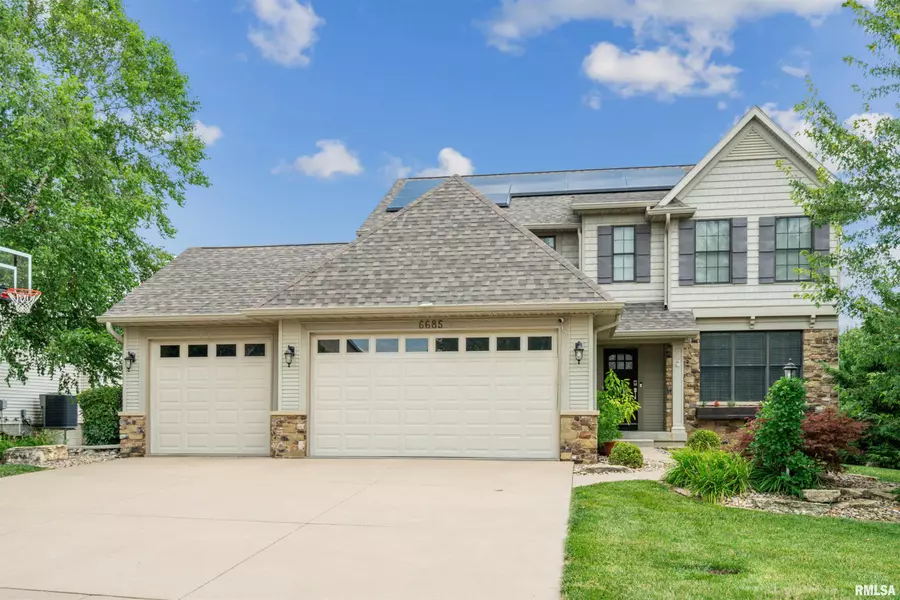 6685 SUMMERFIELD DR, Bettendorf, IA 52722