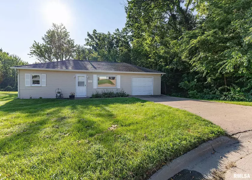 1529 N 8TH ST, Clinton, IA 52732