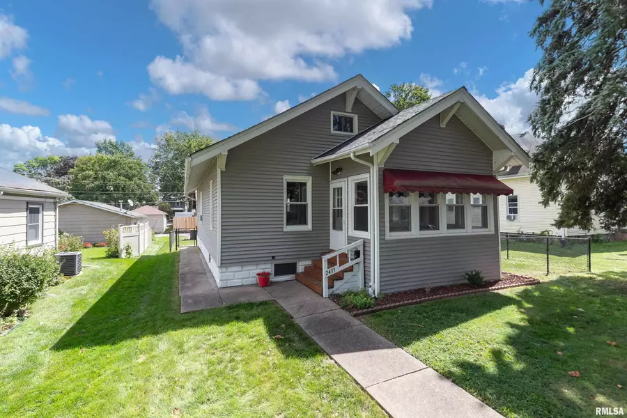 2433 DAVENPORT AVE, Davenport, IA 52803