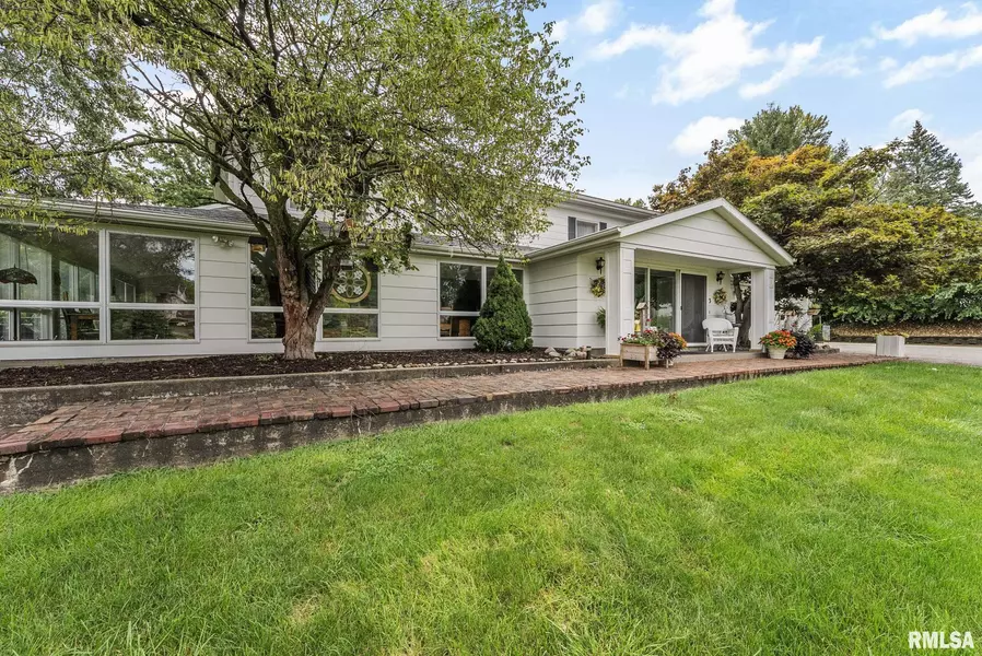 3 WILSON DR, Muscatine, IA 52761