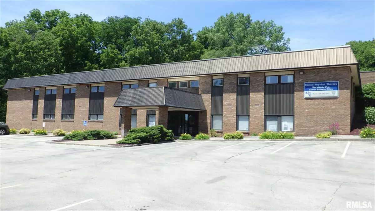 Clinton, IA 52732,240 N BLUFF BLVD