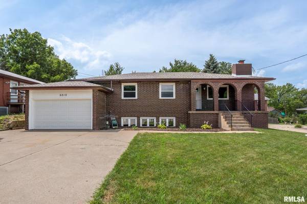 5210 N DIVISION ST, Davenport, IA 52806