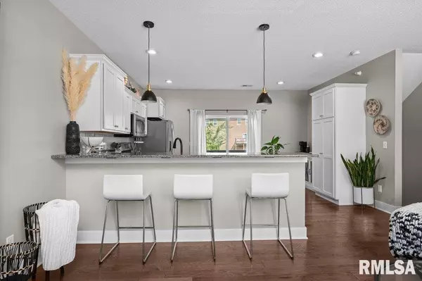 Le Claire, IA 52753,724 COX CT