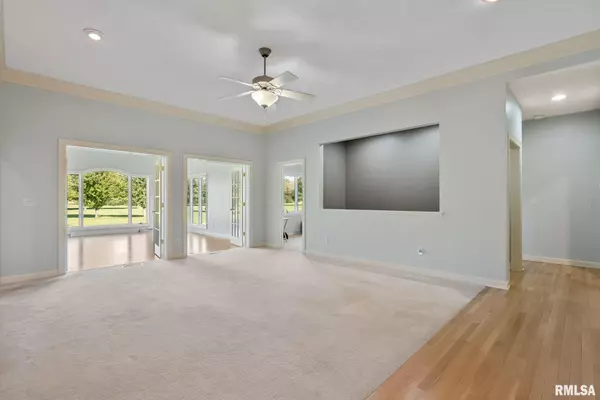 Coal Valley, IL 61240,438 OAKWOOD CIR