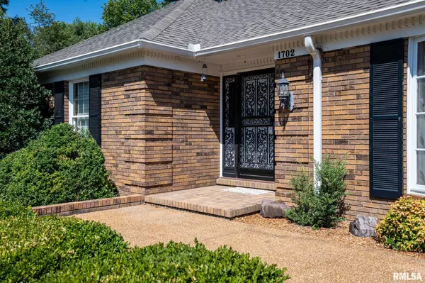 Marion, IL 62959,1702 REDBUD LN