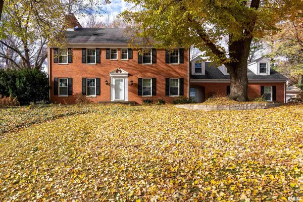 1 OAK PARK DR, Bettendorf, IA 52722